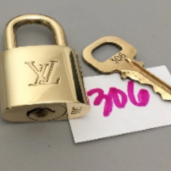 Lv lock and key clean and authentic ( comes with chain ) - Picture 4 of 5